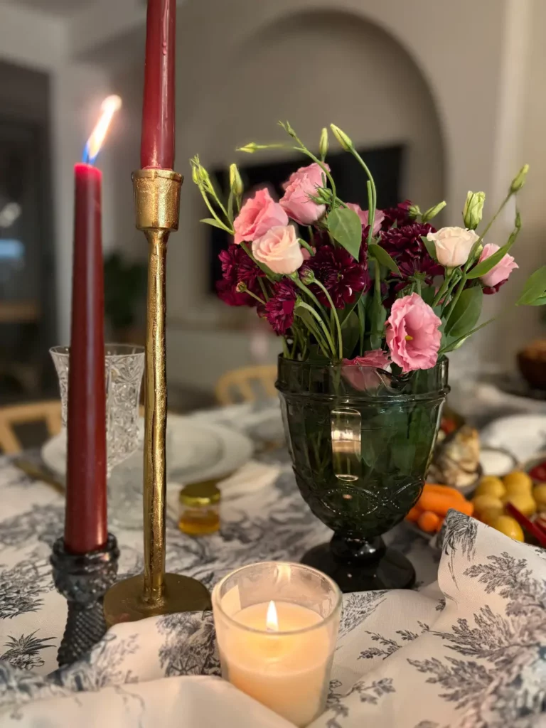 פרחים ונרות על שולחן החג