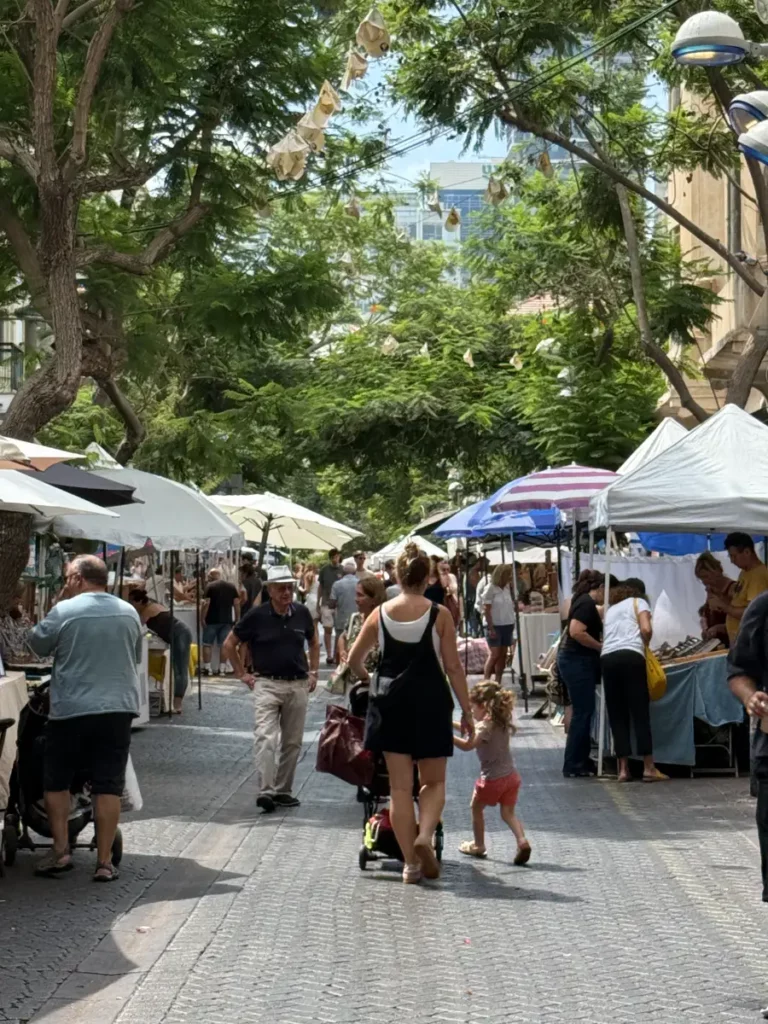 דוכנים בשוק האמנים במדרחוב נחלת בנימין