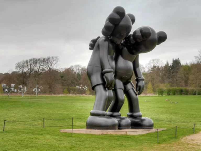 פסל של KAWS