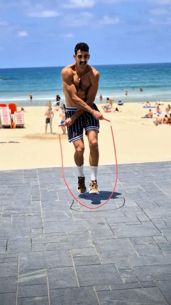 אורי פוזניאנסקי קופץ בחבל בטיילת תל אביב