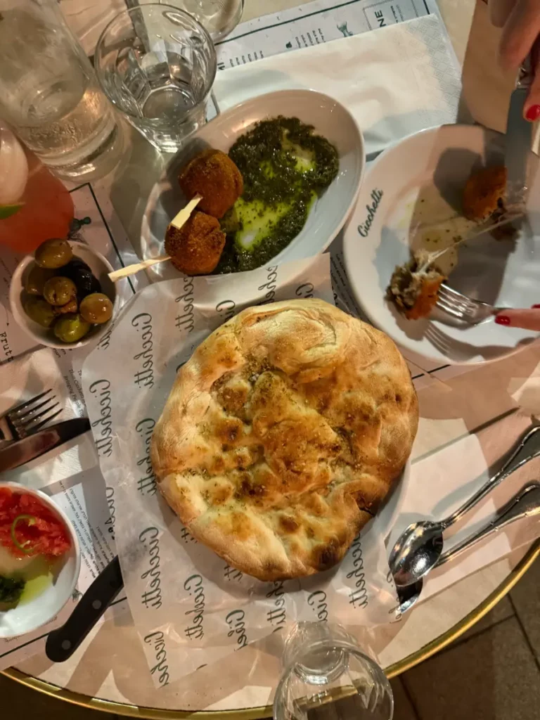 פוקצ'ה חמה במסעדה האיטלקית צ'יקטי בתל אביב